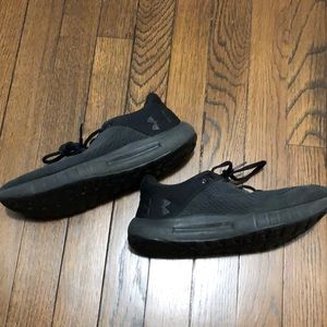Underarmour black sneakers